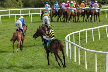 Crédence de cuisine en verre imprimé Léquitation Jockeys and race horses gathering on the track for a race