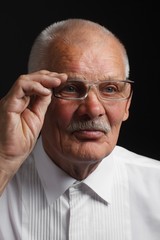 Contemplative old man in glasses