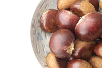 栗の実・食器 - Brown chestnuts in the bowl