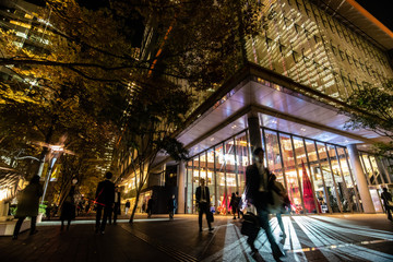 Obraz premium 夜の街を行く人波
