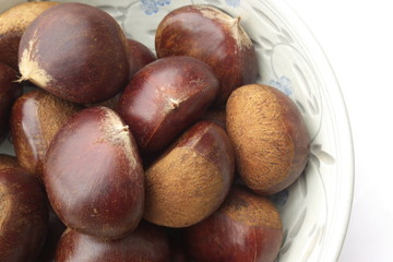 栗の実・食器 - Brown chestnuts in the bowl