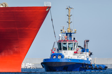 TUGBOAT AND SHIP - Ships maneuver in the port - obrazy, fototapety, plakaty