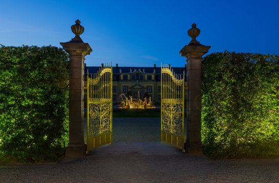 Germany, Lower Saxony, Hanover, Herrenhaeuser Gaerten, Orangenparterre, Gallery in the background, Golden Gate in the evening