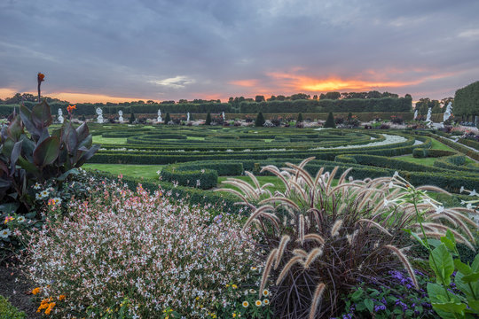 Germany, Lower Saxony, Hanover, Herrenhaeuser Gaerten, Great Garden in the evening