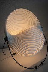 Lampe modulable plan rapproché de designer éclipse lamelles rabatables pour modifier le design de la lampe