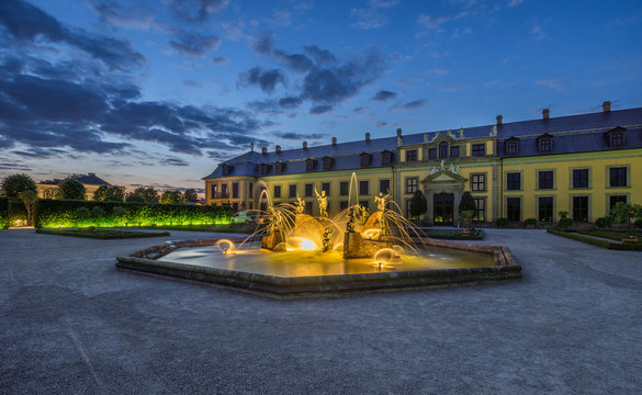 Germany, Lower Saxony, Hanover, Herrenhaeuser Gaerten, Orangenparterre, Gallery and Neptune Fountain in the evening
