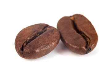 Obraz premium roasted coffee beans isolated on white background