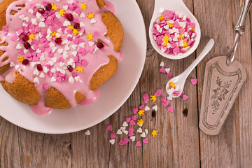 Fototapeta na wymiar Cake with pink frosting.