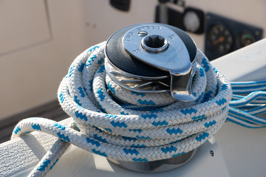 drisse blanche et bleue sur winch manuel &agrave; plusieurs vitesses de voilier
