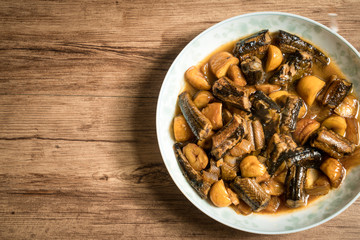Chestnut fried with finless eel