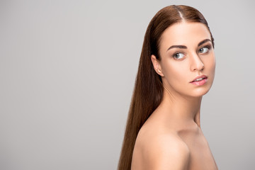 Fototapeta premium piękna brunetka dziewczyna z idealnie czystą skórą, na szarym tle