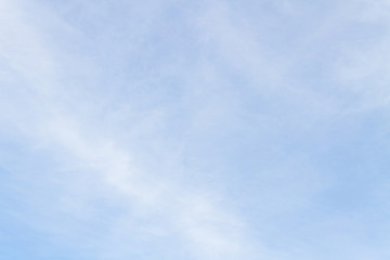 Obraz premium Błękitne niebo z białymi porowatymi chmurami latem