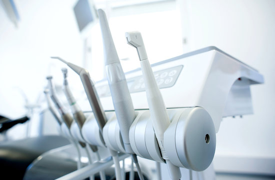 Zahnarztstuhl in Zahnarztpraxis, Dental Instrumente mit medizinischen Ger&auml;ten