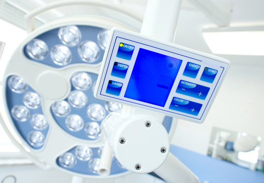 runde Operationslampe als Deckenlampe in der Zahnarztpraxis mit Monitor