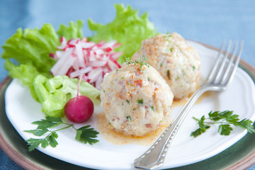 Wurstknödel auf brauner Butter mit Salat