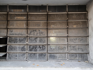 Fenster, Staub, Schrift