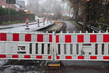 Straßenbau, Absperrung und Absicherung einer kleinen Baustelle