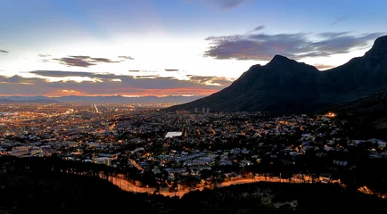 Crédence de cuisine en verre imprimé Montagne de la Table Cape Townians are awakening on a Monday morning