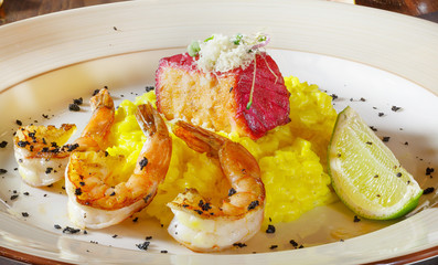 Salad of shrimps and seafood with vegetables