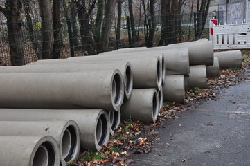 Rohre und Rohrleitungen liegen an der Straße, Kanalrohre für den Straßen-, Tief- und Kanalbau