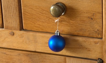 boule décorative bleue de noël sur un meuble