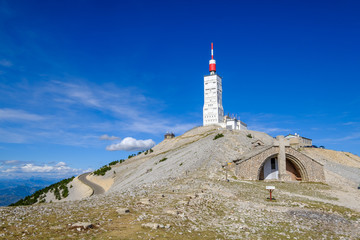 La chapelle au sommet du Mont Ventoux, France. Ciel bleu avec de beaux nuages. 