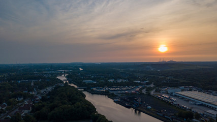 Luftaufnahme im Sonnenuntergang über einem Fluss im Ruhrgebiet
