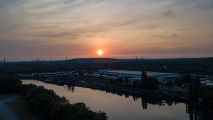 Luftaufnahme im Sonnenuntergang über einem Fluss im Ruhrgebiet