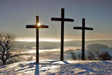 Drei Kreuze auf dem Kornbühl bei Sonnenaufgang im Winter, Schwäbische Alb