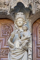 Obraz premium Statue of Our Lady and Her Child in Santa Maria de Leon Cathedral in Leon, Spain