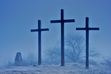 Drei Kreuze auf dem Kornbühl im Nebel mit Raureif, Schwäbische Alb