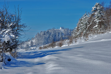 Winterlandschaft beim Kornbühl auf der Schwäbischen Alb mit Blick zur Salmendinger Kapelle