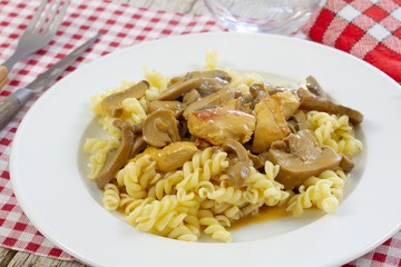 pâtes, poulet et champignons