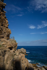 Steile Felsenküste im Norden Sardiniens