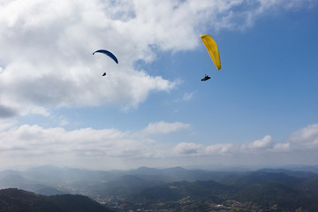 Gleitschirmfliegen über dem Atlantischen Regenwald