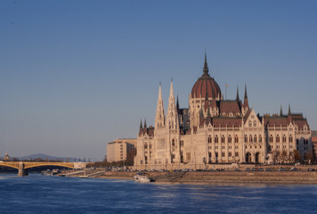 Fototapeta na wymiar Budapest, Ungarn. Das Parlament am Donauufer in der Hauptstadt des Osteuropa Landes