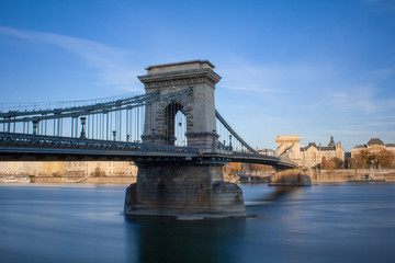 Naklejka premium Die Kettenbrücke in Budapest bei Sonnenschein