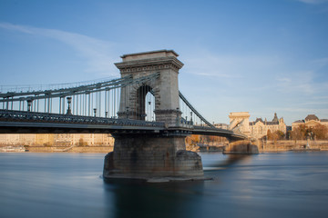 Fototapeta na wymiar Die Kettenbrücke über die Donau in Budapest, der Hauptstadt von Ungarn am späten Nachmittag kurz vor Sonnenuntergang bei blauem Himmel.