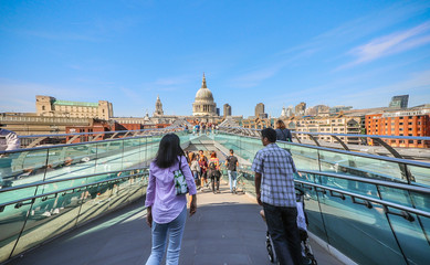 Obraz premium People crossing Millennium Bridge 