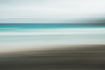 Pusty morza i plaży tło z kopii przestrzenią, Długi ujawnienie, plama ruchu błękitny abstrakcjonistyczny rocznik zabarwiał gradientowego tło - 236149176
