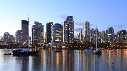 Fototapeta na wymiar Twilight view of the Vancouver across bay