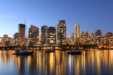 Fototapeta na wymiar Sunset view of the Vancouver skyline