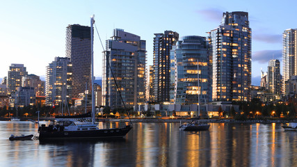 Fototapeta na wymiar Twilight view of the Vancouver across water