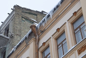 Fototapeta na wymiar Eiszapfen am Dach eines alten Hauses