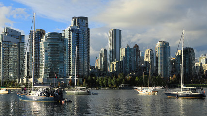 Fototapeta na wymiar Scene of Vancouver with boats in front