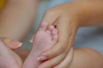 Mutter hält die Füsse ihres Babys