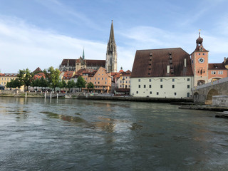 Naklejka premium St Peter Cathedral and the stone bridge over the Danube river