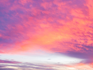 Fondo con nubes dramaticas de tormenta al atardecer, en colores magentas, rosados y anaranjados. 