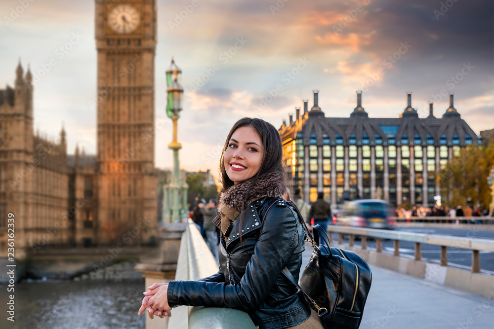 Wall mural touristin auf sightseeing tour in london auf der westminster brücke vor dem big ben turm