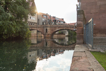 Vista e reflexo no rio de uma das pontes de Nuremberg